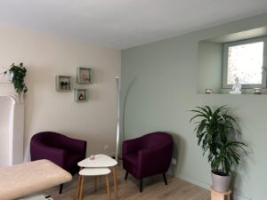 Espace d’écoute et de confidentialité dans la salle de soins énergétiques à Civray.