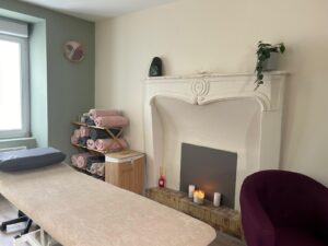 Salle de soins énergétiques avec cheminée et bougies à Civray, proche de Poitiers dans la Vienne (86).