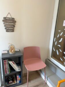 Salle d’attente du cabinet de soins énergétiques à Civray (86) – Élodie Barré