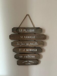 Décoration inspirante dans la salle d’attente du cabinet de soins énergétiques à Civray, soins au cabinet et à distance partout en France