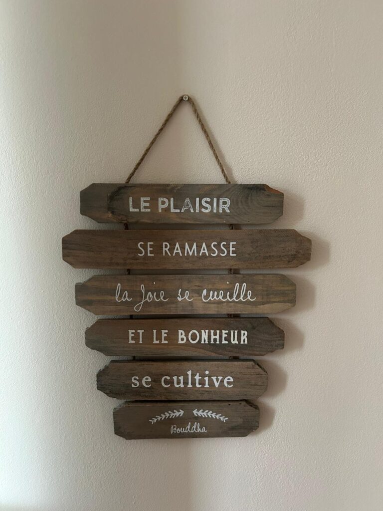 Décoration inspirante dans la salle d’attente du cabinet de soins énergétiques à Civray, soins au cabinet et à distance partout en France