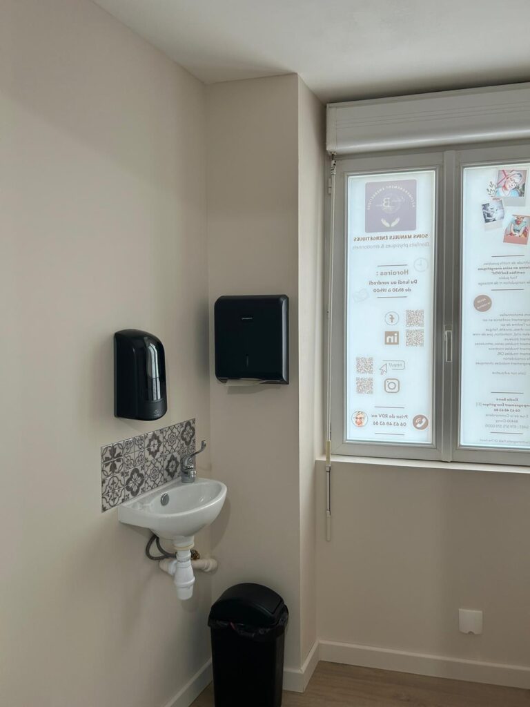 Lave-mains du cabinet de soins énergétiques à Civray, garantissant hygiène et confort.