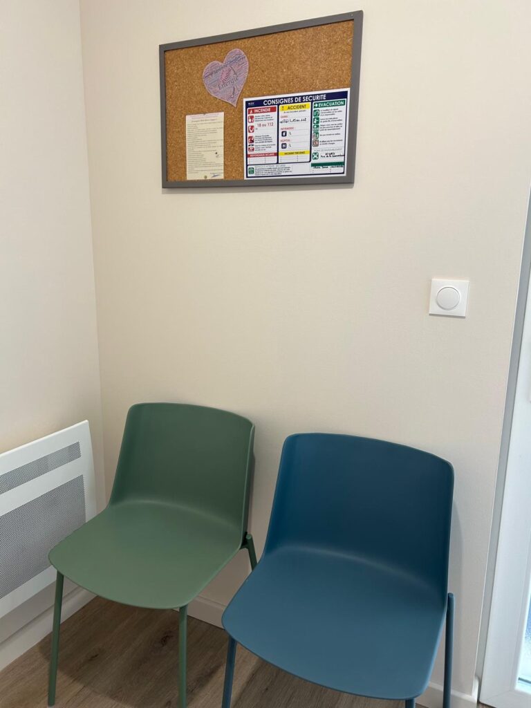 Salle d’attente du cabinet de soins énergétiques à Civray, proche Ruffec