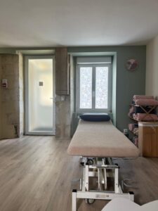 Table de soins énergétiques à Civray, un espace pour se reposer et soulager les douleurs chroniques.